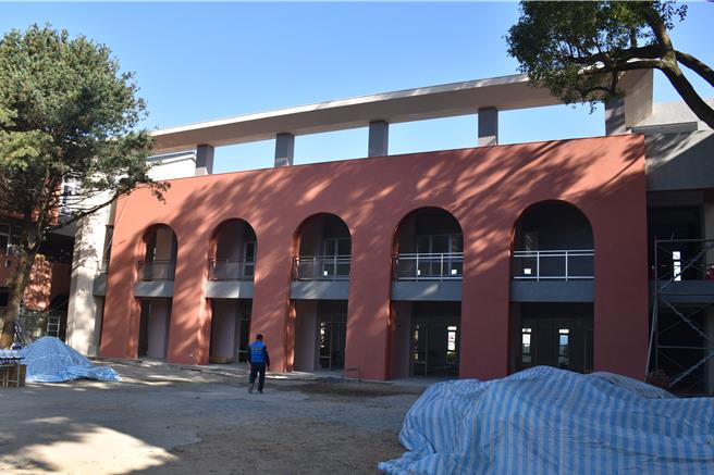 苗栗縣三義鄉僑成國小活動中心新建工程已完成8成。（謝明俊攝）