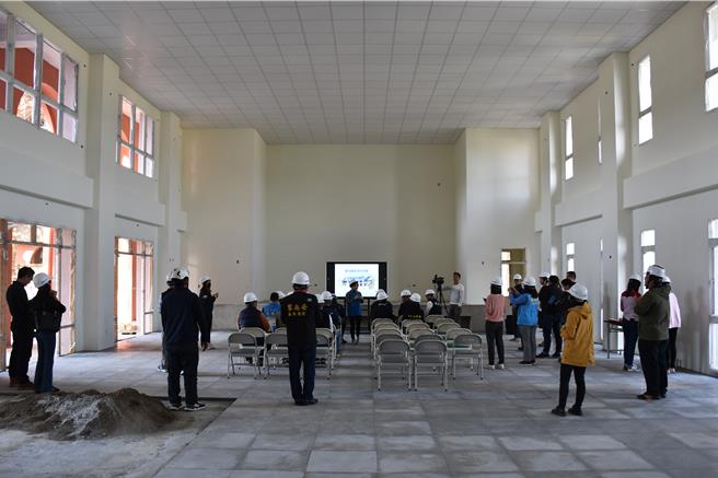 苗栗縣三義鄉僑成國小活動中心新建工程已完成8成，主要大廳採挑高設計。（謝明俊攝）