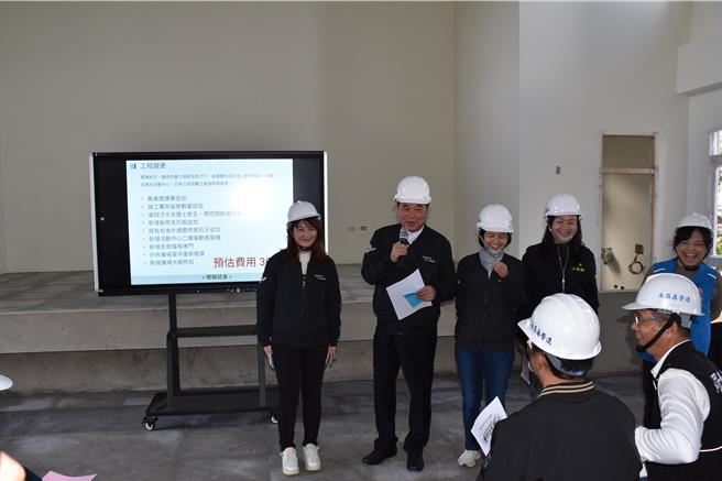 苗栗縣三義鄉僑成國小活動中心新建工程已完成8成，苗栗縣長鍾東錦18日前往視察。（謝明俊攝）