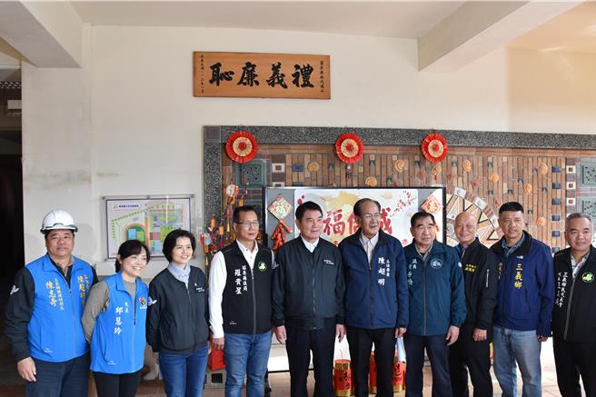 苗栗縣三義鄉僑成國小活動中心新建工程已完成8成，苗栗縣長鍾東錦18日前往視察並在新掛回校園的「禮義廉恥」的牌匾前合影。（謝明俊攝）