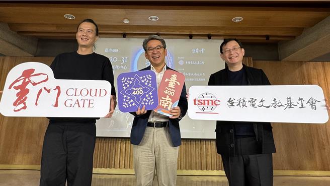 文化局长谢仕渊（中）、台积电文教基金会执行长许峻郎（右）、云门舞集艺术总监郑宗龙（左）宣传《毛月亮》３月将来台南演出的好消息。（曹婷婷摄）