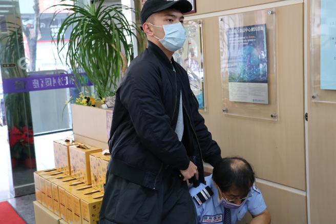 2名警员扮演歹徒前往行抢，过程中一人控制保全，另一人于室内鸣枪威吓要求行员配合。（图 / 刘咏韵翻摄）