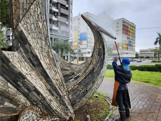 花蓮市公所年度都大力清洗市容空間，給市民遊客乾淨環境。（花蓮市公所提供／王志偉花蓮傳真）