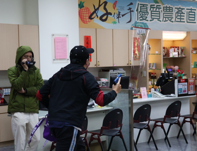 2名警员扮演歹徒前往行抢，过程中一人控制保全，另一人于室内鸣枪威吓要求行员配合。（图 / 刘咏韵翻摄）