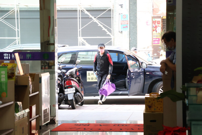 2名警员扮演歹徒前往行抢。（图 / 刘咏韵翻摄）