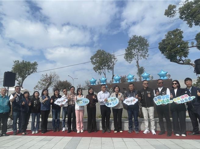云林县政府「后庄埤滞洪排水设施环境改善计画」，18日由云林县长张丽善（右六）等人共同主持揭牌启用典礼，原本杂乱的埤塘摇身一变成为特色亲水公园，推动斗六成为多元活力城市。（张朝欣摄）