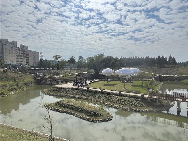 云林县政府斗六市「后庄埤滞洪排水设施环境改善计画」18日揭牌启用，设置人行步道、生态浮岛、植生绿美化区及跨渠连接桥等，后续还有光环境与亲子共融空间，兼顾生态与生活功能。（张朝欣摄）