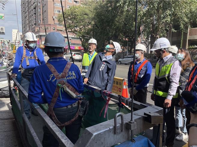 劳工局长周登春率队到新兴区復兴二路一栋大楼进行突击检查。（洪靖宜摄）