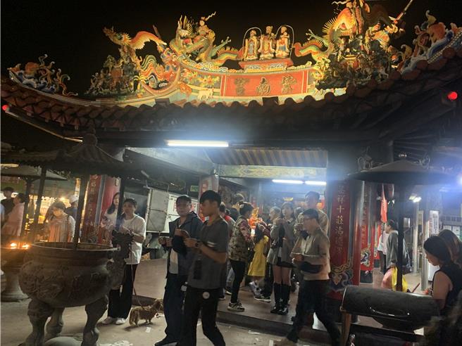 南投县竹山镇紫南宫是全国知名求财庙宇，每逢春节求财人车总造成周边道路大塞车。曾雪蒨摄