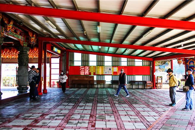 竹北華興宮被控佔用公園蓋鐵皮棚架等違建，縣府指已會勘將待廟方說明處理方式。（羅浚濱攝）