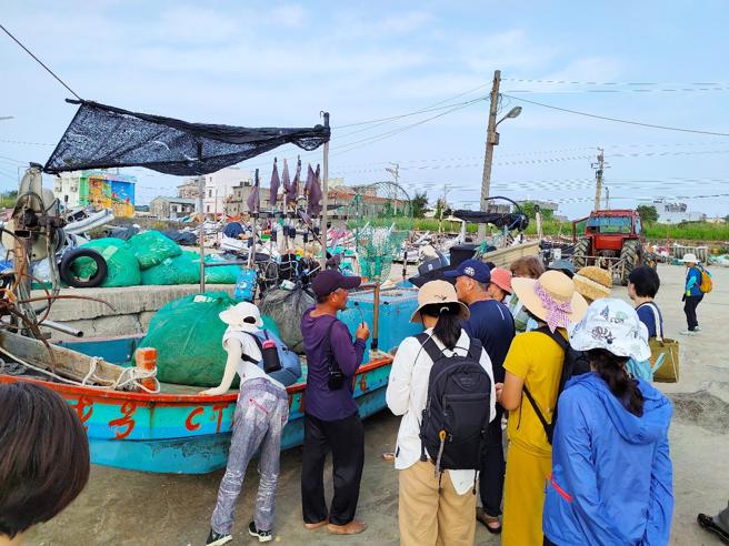 海保署與通苑、南龍、臺中、彰化、雲林及嘉義區等6區漁會合作，成立白海豚巡護艦隊（圖片來源：海洋保育署提供）