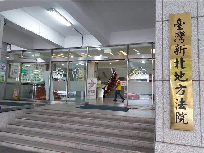 新北地院今訊後裁定李嫌以350萬元交保、簡嫌200萬元交保。（陳慰慈攝）