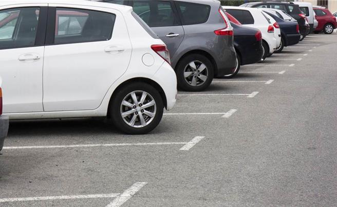 台中市黃姓男子酒後在車上怠速吹冷氣，拒絕盤查警員酒測，遭裁罰18萬元並吊扣牌照24個月，法官認警員無法舉證黃男怠速時間，逕自盤查有瑕疵，且黃男舉證LINE對話聯繫代駕，判撤銷原處分。（示意圖／Shutterstock）