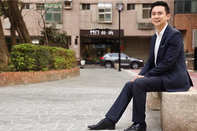 竹北市廣7廣場地坪改善工程近日竣工，市長鄭朝方認為達到全齡友善功效。（竹北市公所提供／邱立雅竹縣傳真）