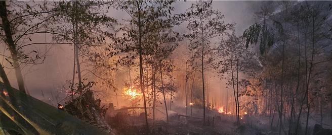 霞喀羅古道石鹿端18日發生火警，至到晚間6時火勢仍在控制中。（民眾提供／邱立雅竹縣傳真）