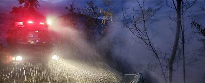 霞喀羅古道石鹿端18日發生火警，消防隊出2水線持續灌救。（民眾提供／邱立雅竹縣傳真）