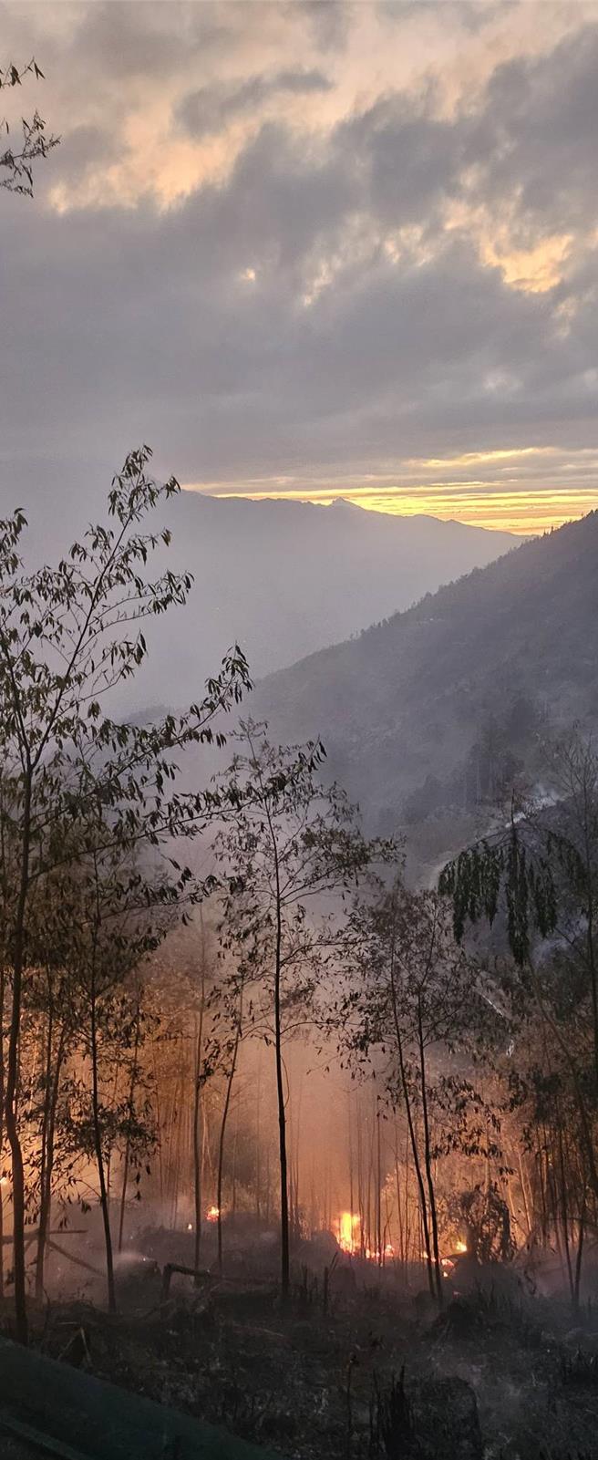 霞喀羅古道石鹿端入口18日下午發生山林火警。（民眾提供／邱立雅竹縣傳真）