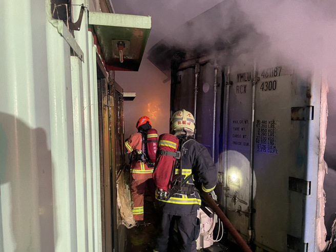 2層鐵皮建築的鴿舍遭惡火吞噬崩塌，消防隊在現場搶救中。（翻攝畫面）