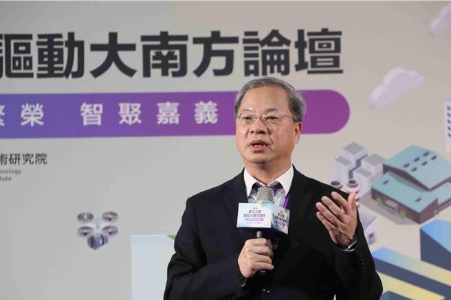 國發會主委龔明鑫肯定嘉義縣的轉型發展，更勉勵無人機產業對台灣非常重要，嘉義縣一定要成功，中央絕對全力支持。（呂妍庭攝）