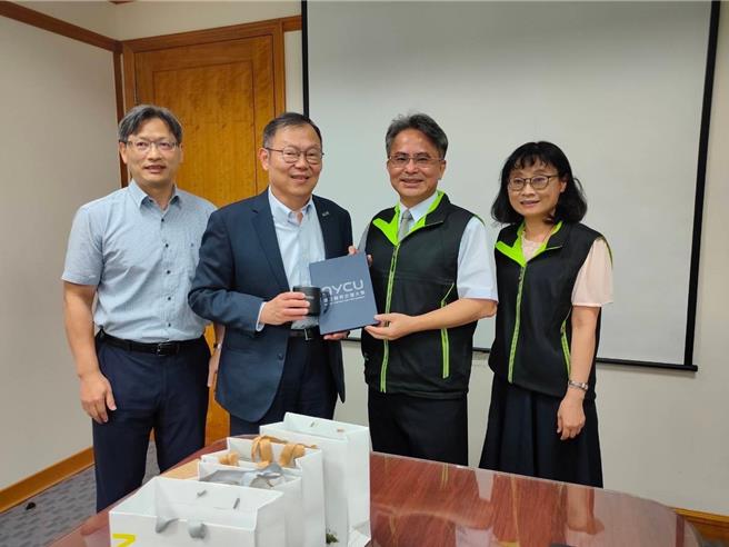 国立竹北高中18日校务会议上通过接受阳明交大邀请，两校展开合作迈向附中之路。（竹北高中提供／邱立雅竹县传真）