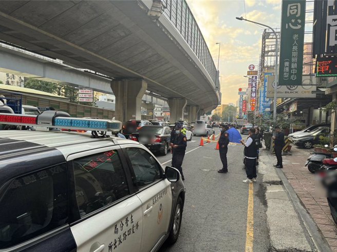 高雄市左營區今天下午發生一起死亡車禍！42歲孫姓男子駕駛砂石車行經大中二路東向西外側快車道直行時，欲變換車道至慢車道，與後方機車騎士發生碰撞，造成34歲陳女當場死亡，肇事原因警方釐清中。（高雄市警方提供／林雅惠傳真）