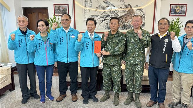 金门县长陈福海(左四)今日下午率县府团队前往金防部进行春节慰问并致赠慰问金，由指挥官李定中(右四)代表接受，提早预祝所有国军弟兄佳节愉快！(于家麒摄)