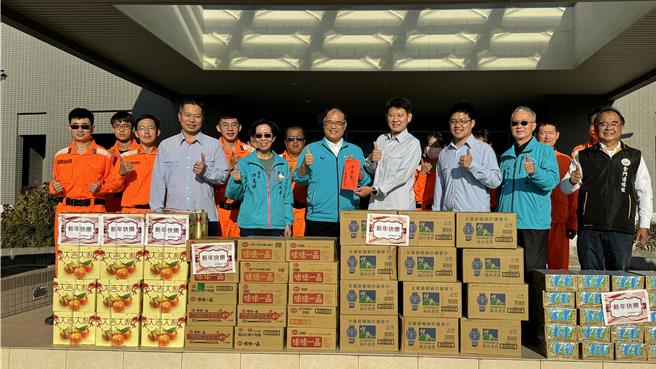 金门县副县长李文良(前排中)今日下午亦率县府团队先后前往海、岸巡队及金门医院等单位进行春节慰问，感谢其长期对地区后送医疗工作的努力与支援。(于家麒摄)