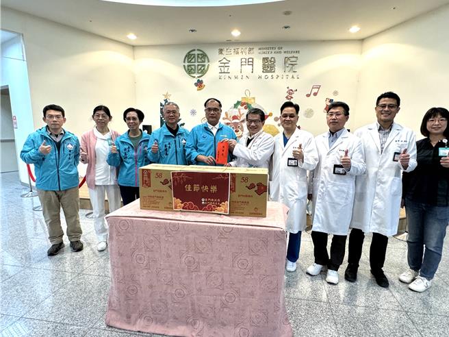 金门县副县长李文良(左五)今日下午亦率县府团队先后前往海、岸巡队及金门医院等单位进行春节慰问，感谢其长期对地区后送医疗工作的努力与支援。(于家麒摄)