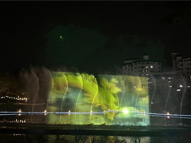 2024屏東燈節將於19日在縣民公園正式點燈，而縣長周春米18日搶先開箱萬年溪燈區。（謝佳潾攝）