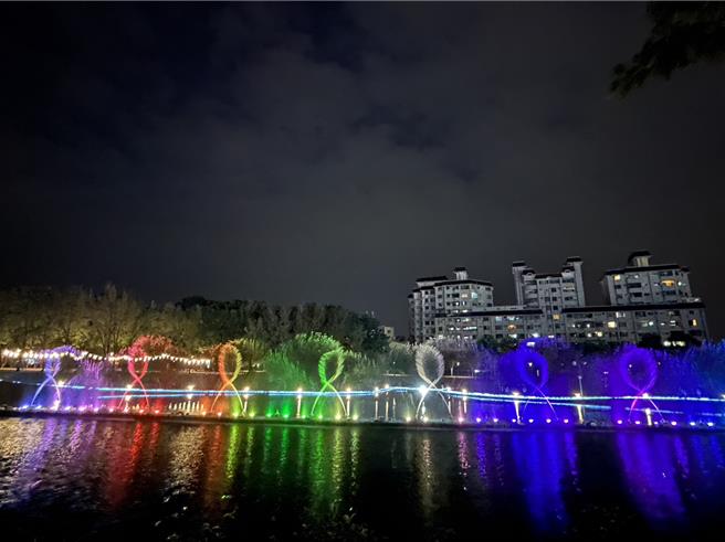 2024屏東燈節將於19日在縣民公園正式點燈，而縣長周春米18日搶先開箱萬年溪燈區。（謝佳潾攝）