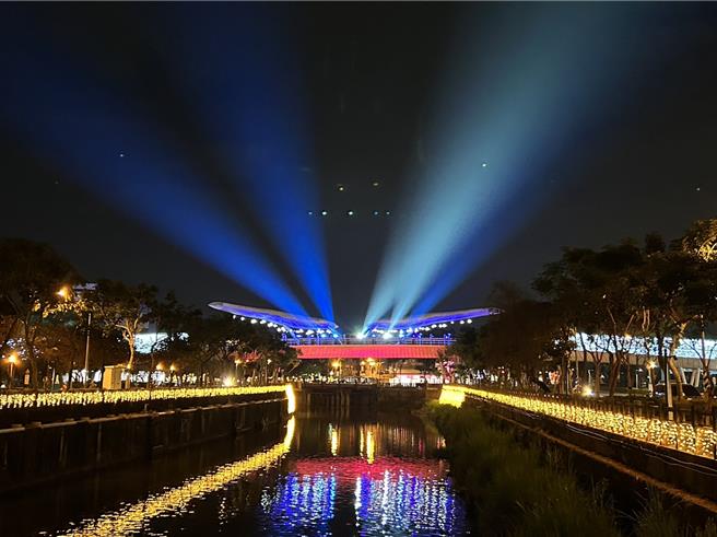 2024屏東燈節將於19日在縣民公園正式點燈，而縣長周春米18日搶先開箱萬年溪燈區。（謝佳潾攝）