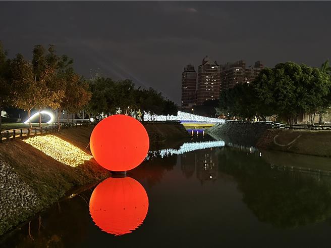 2024屏東燈節將於19日在縣民公園正式點燈，而縣長周春米18日搶先開箱萬年溪燈區。（謝佳潾攝）