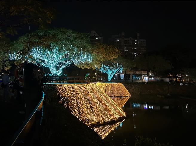 2024屏東燈節將於19日在縣民公園正式點燈，而縣長周春米18日搶先開箱萬年溪燈區。（謝佳潾攝）