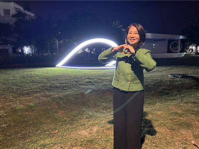 2024屏東燈節將於19日在縣民公園正式點燈，而縣長周春米18日搶先開箱萬年溪燈區。（謝佳潾攝）