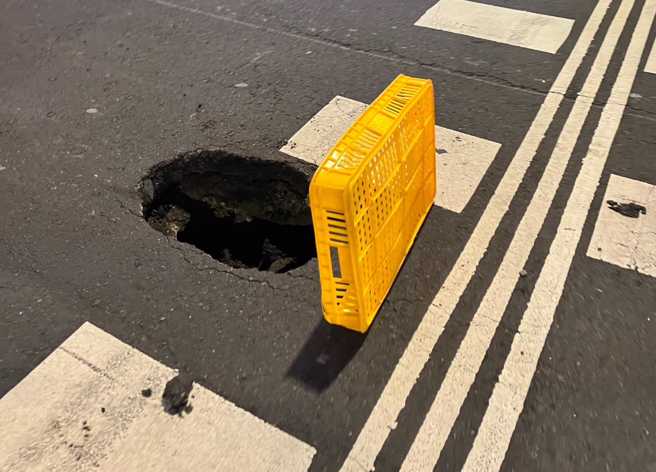 今（18）日晚间18时许，台北市中山区林森北路长春路口出现天坑，民眾路过发现约60公分的坑洞。（翻摄脸书林森北消息）