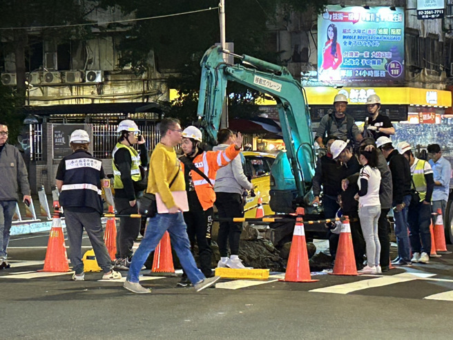 今（18）日晚间18时许，台北市中山区林森北路长春路口出现天坑，民眾路过发现约60公分的坑洞。（图／警方提供）
