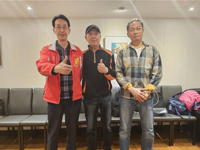 关聪（左起）、游天龙、戚冠军一起回台参加晚宴。（游天龙提供）