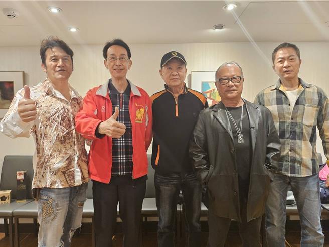 蒋银光（左起）、关聪、游天龙、邵志项、戚冠军一起出席餐会。（游天龙提供）