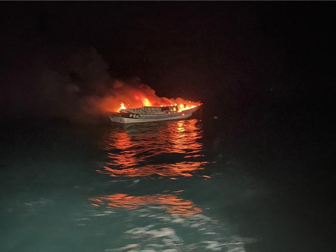 2024年1月18日澎湖县／鸟屿籍「鸟胜发6」号渔船18日晚在险礁外海窜火，火势熊熊，82岁老船长跳海逃生。（澎湖海巡队提供／许逸民澎湖传真）