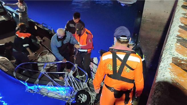 2024年1月18日澎湖县／鸟屿籍「鸟胜发6」号渔船18日晚在险礁外海窜火，82岁老船长跳海逃生，经友船「黑曼8」快艇赶往救回。（澎湖消防局提供／许逸民澎湖传真）