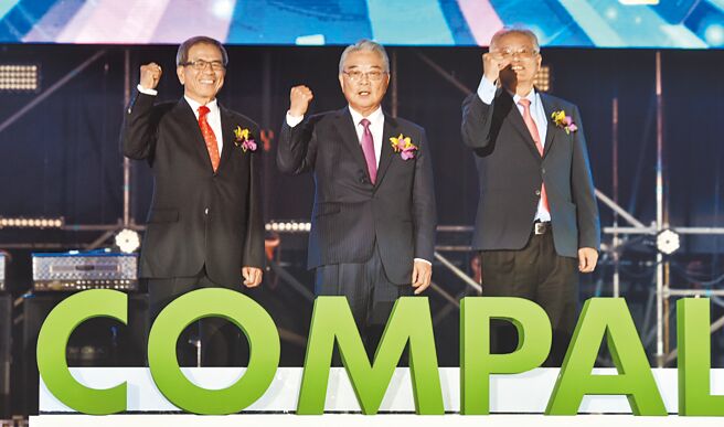 仁宝电脑17日举行旺年会，仁宝电脑董事长许胜雄（中）、副董事长暨策略长陈瑞聪（左）及总经理暨执行长翁宗斌（右）共同向员工致意，慰劳辛劳。图／顏谦隆