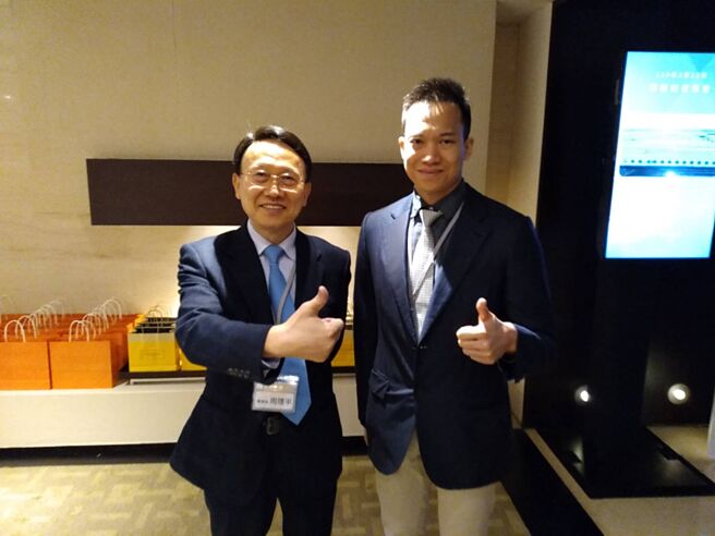 聚阳董事长周理平（左）独子周心鹏（右）升任公司总经理，接班领导聚阳。图／袁延寿