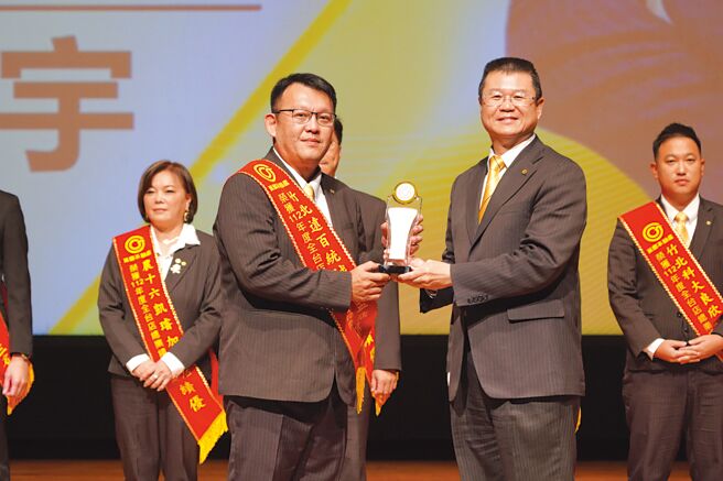 楊翔宇（左）帶領的永慶不動產竹北遠百統誠加盟店團隊2023年登上永慶不動產全台業績冠軍寶座。圖／永慶提供