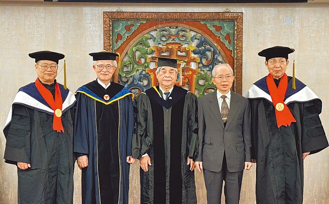 吴哲生（左起）、中华企业研究院董事长卢明光博士、中华企业研究院荣誉创会董事长陈定国教授、前空中大学校长刘水深教授、李妙福。图／简立宗