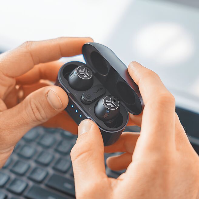 JLab Epic Lab Edition 支援智能主动降噪功能，依照外界环境变化，自动调整消除环境音的幅度。图／业者提供