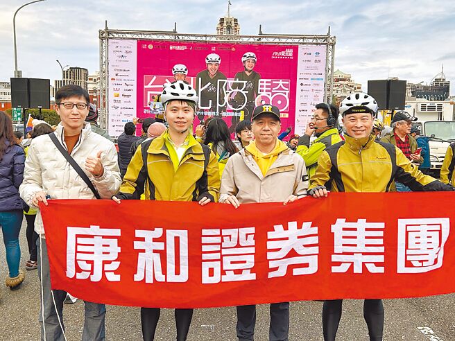 康和證券董事長鄭大宇（前排右二）專程於出發日到現場給康和勇士們加油打氣。（康和證券提供）