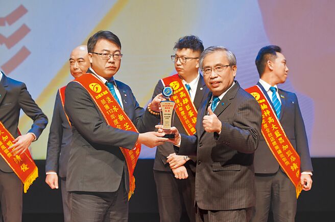 台庆不动产店长陈宏彬（前排左）肯定集团联卖制度，团队联卖率逼近4成，助业绩成长。（永庆房产集团提供／王莫昀台北传真）