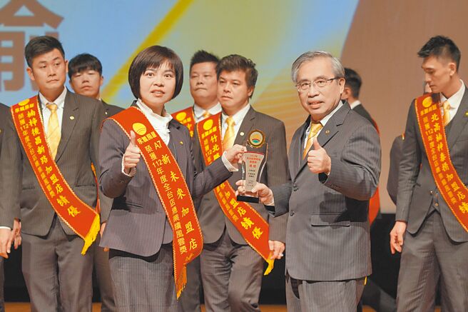 创业仅一年时间，永义房屋店东张心渝（前排左）率领团队拚出近4000万元业绩，风光上台接受表扬。（永庆房产集团提供／王莫昀台北传真）
