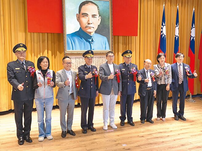 基隆市前警察局長張樹德升調警政署擔任警政委員，新任局長由警政署保安警察第七總隊總隊長翁群能（右四）接任。基隆市長謝國樑（左五）與警政署長黃明昭（左四）、議長童子瑋（左三）、副議長楊秀玉（左二）均出席交接典禮。（徐佑昇攝）