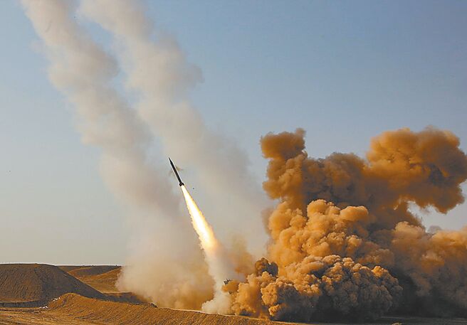 伊朗近日連續對敘利亞、伊拉克和巴基斯坦發射飛彈空襲。圖為伊朗試射導彈資料照片。（新華社）